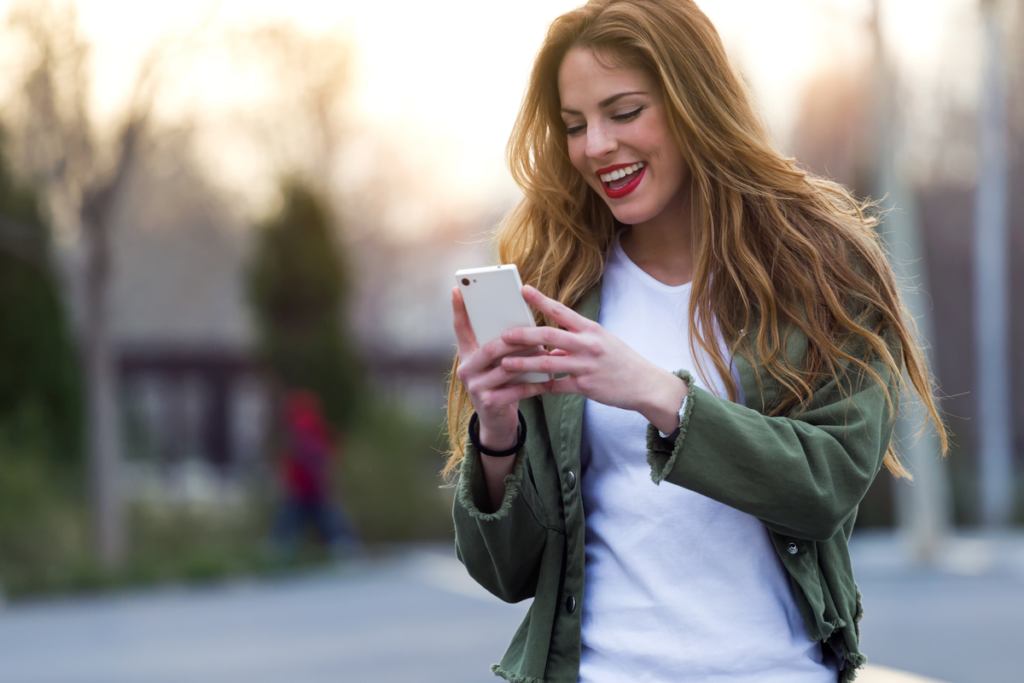 Femme surprise par un message mobile