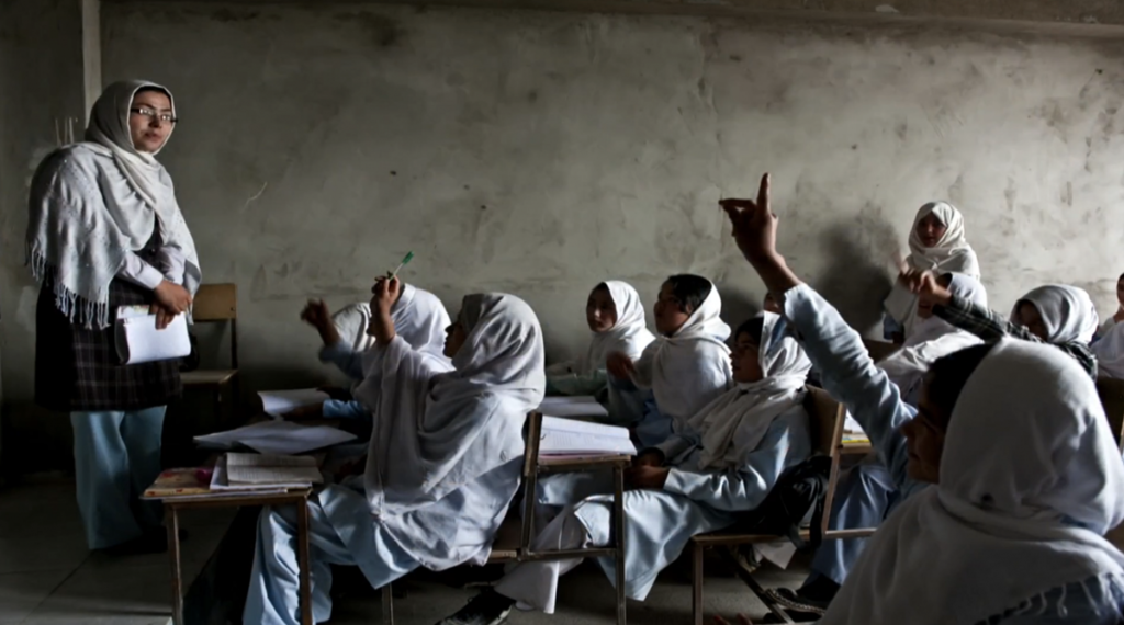 Mulheres afegãs estudando