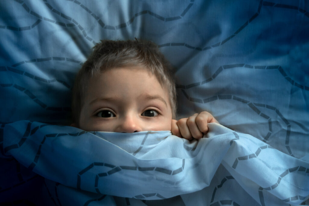 Enfant qui a peur du noir