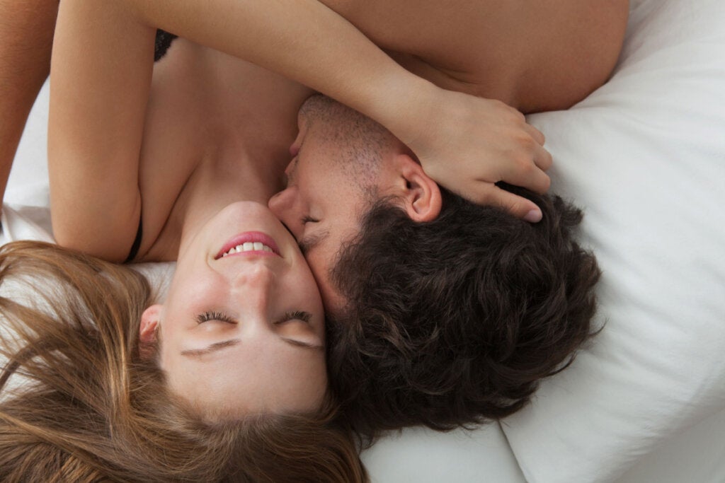 Paar genießt Erotik im Bett