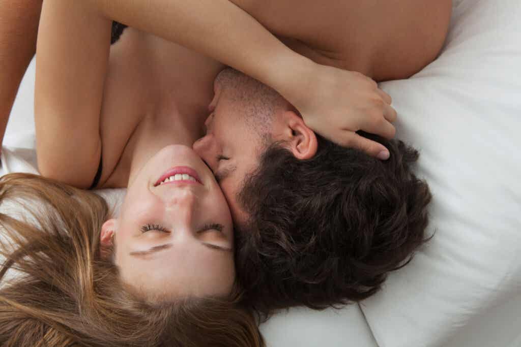 Paar genießt Erotik im Bett