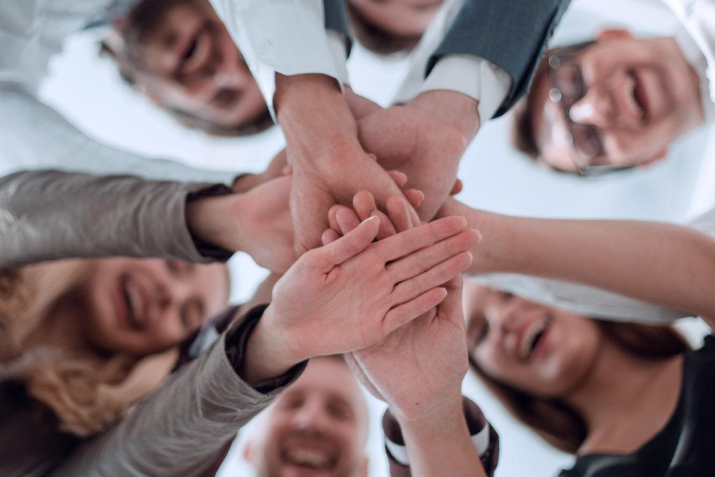 Personas uniendo sus manos simbolizando el ubuntu