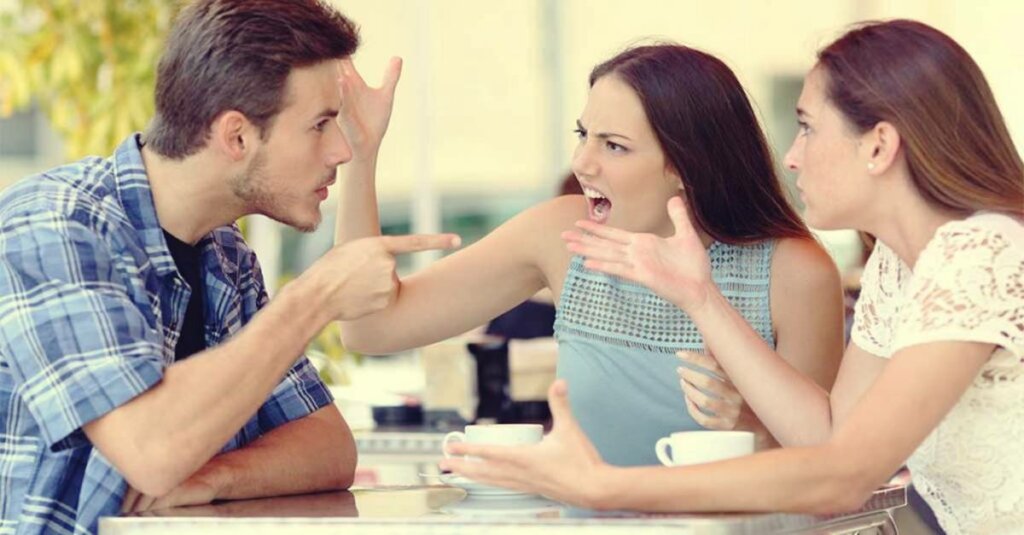 groep mensen die beledigt