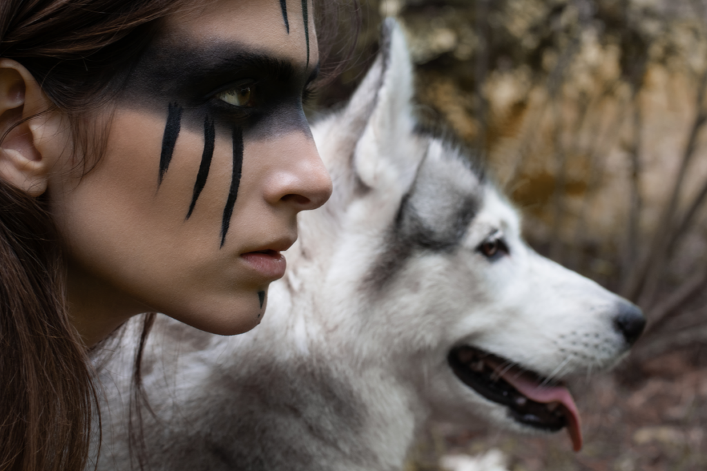 Ansikt til en kvinne med en ulv for å representere arketypen til den ville kvinnen