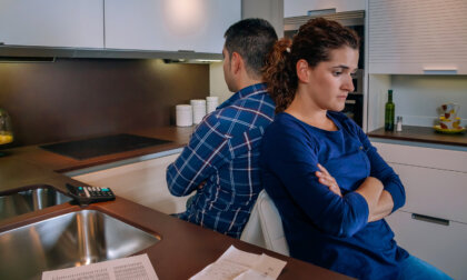 «Mi pareja no me quiere, pero no me deja»: razones y qué hacer