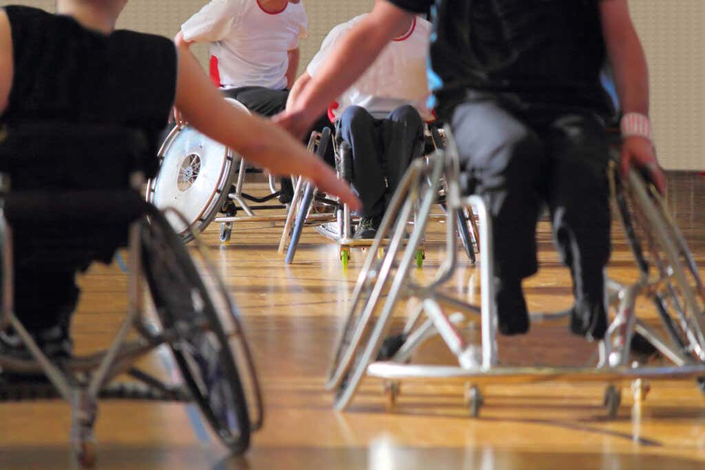 Mensen in een rolstoel aan het trainen