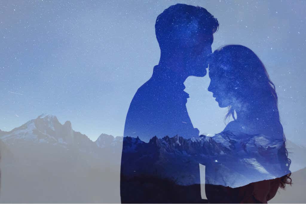 Silhouette d'un couple dans le ciel symbolisant comment les couples finissent par se ressembler beaucoup