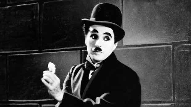 Charles Chaplin actuando.