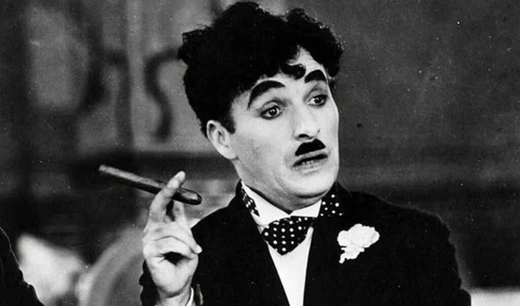 Charles Chaplin durante la actuación.