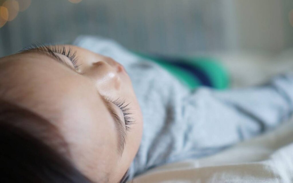 bebe durmiendo y representando la representando la Apnea del sueño en niños
