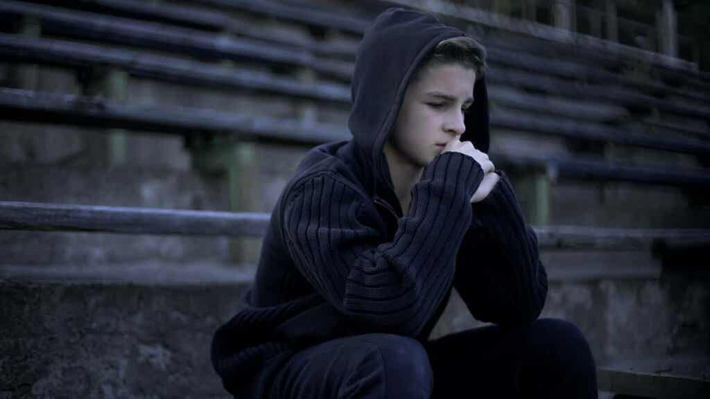 Junge mit Kapuze denkt an Suizid im September