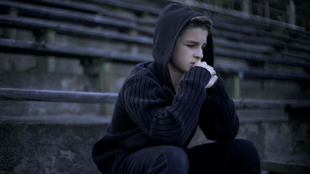 chico con capucha simbolizando lo que los adolescentes necesitan que los adultos comprendan