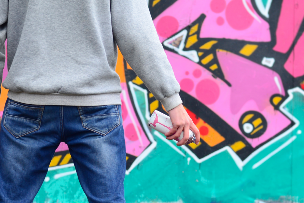 Garçon faisant des graffitis