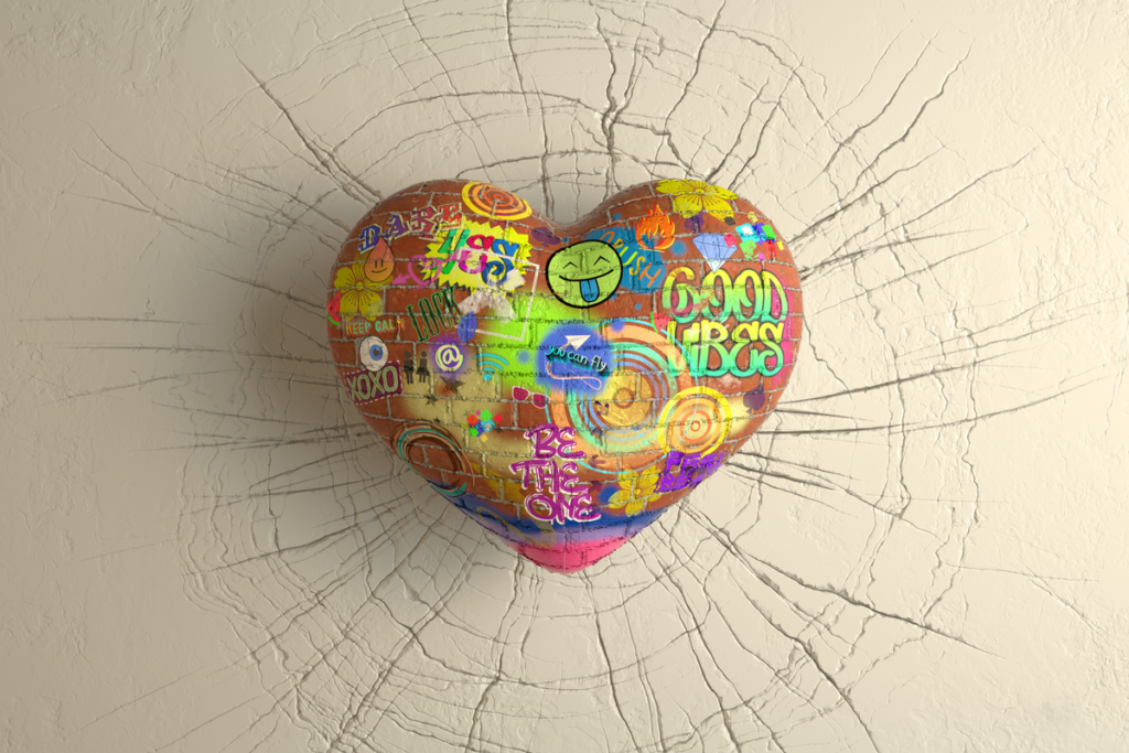Corazón de piedra con grafiti en una pared