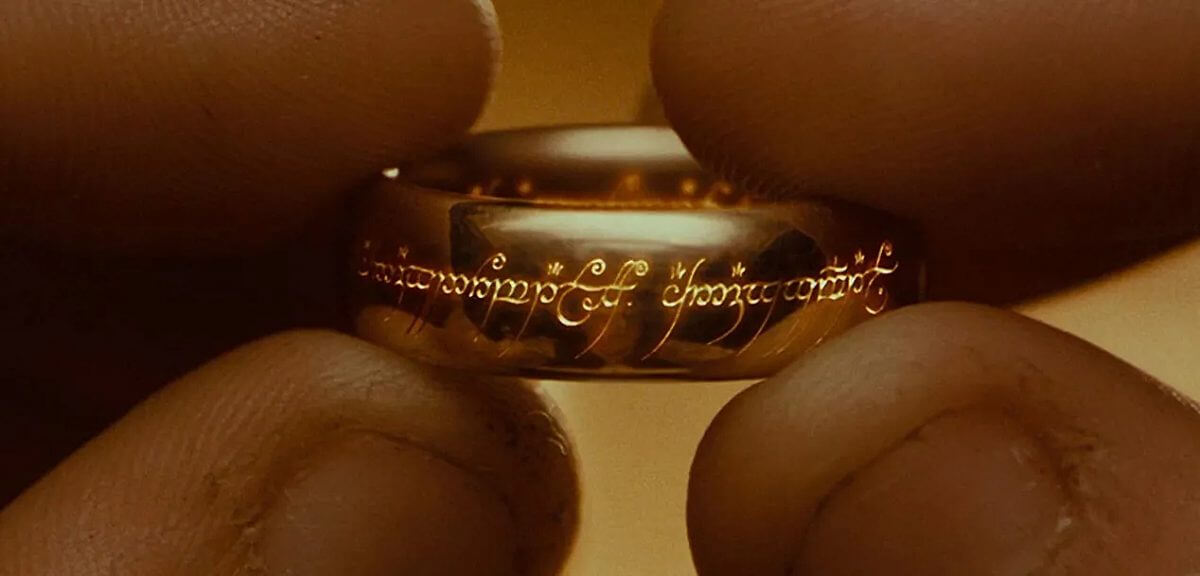 Dedos sujetando un anillo