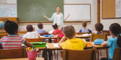 Por evidente retroceso educativo, reinsertan en aulas dictados, lectura en voz alta y cálculo mental