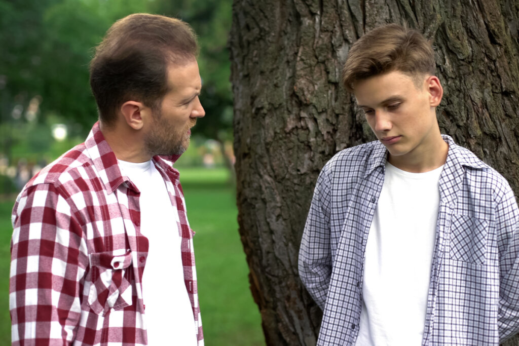 padre explicando a su hijo qué hacer cuando perdemos la confianza de alguien