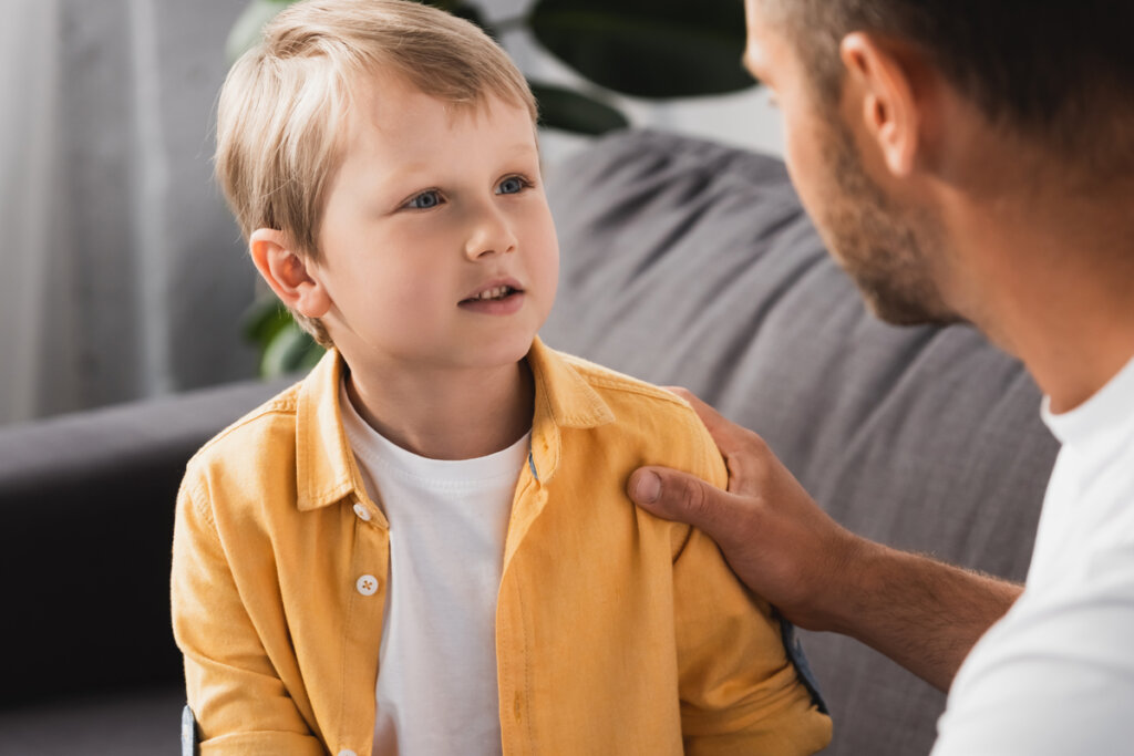 Père parlant à son fils