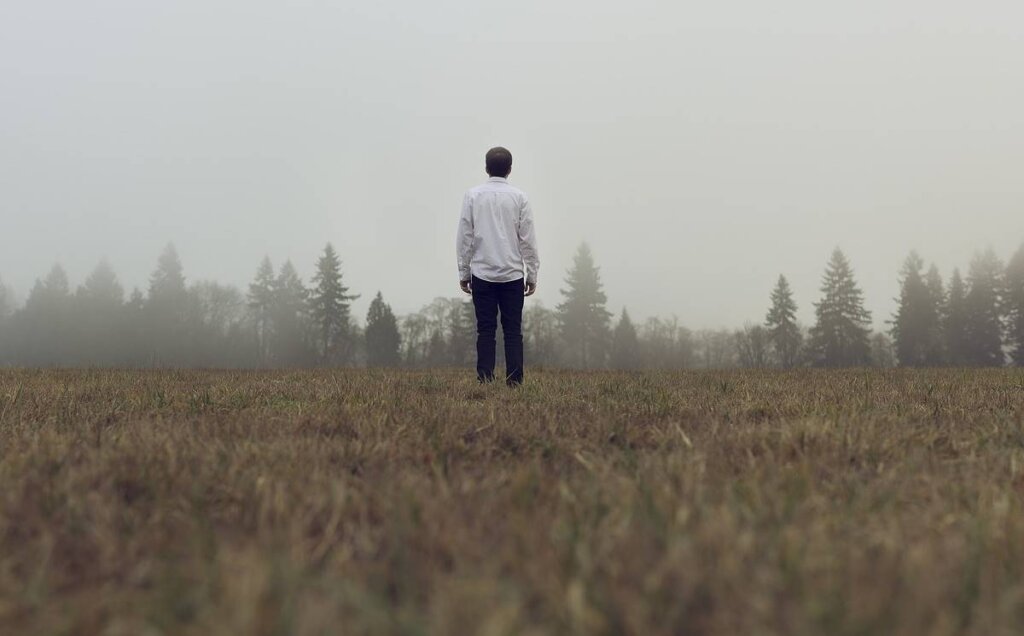 homme debout dans le champ développer la tempérance