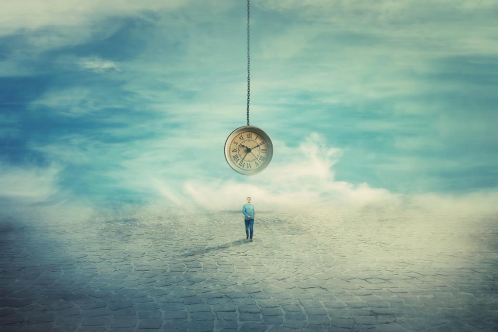Hombre mirando un reloj