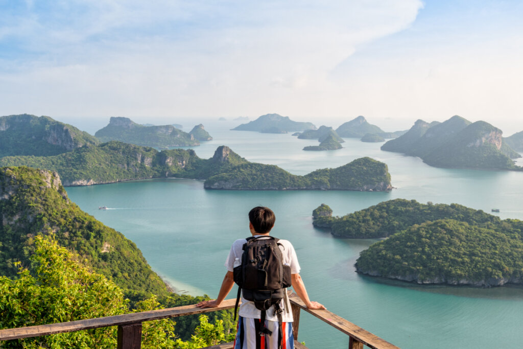 Hombre con mochila disfrutando de un paisaje