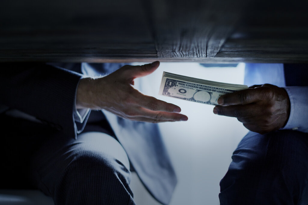 Geld onder de tafel