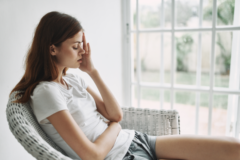 Mujer triste por los cambios emocionales durante la menstruación