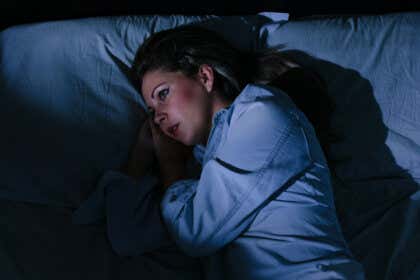 ¿Repasas tus preocupaciones antes de dormir? Esta es la causa