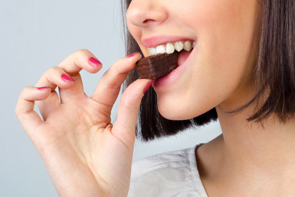Kobieta je czekoladę