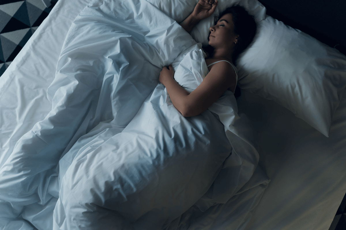 Mujer durmiendo sola