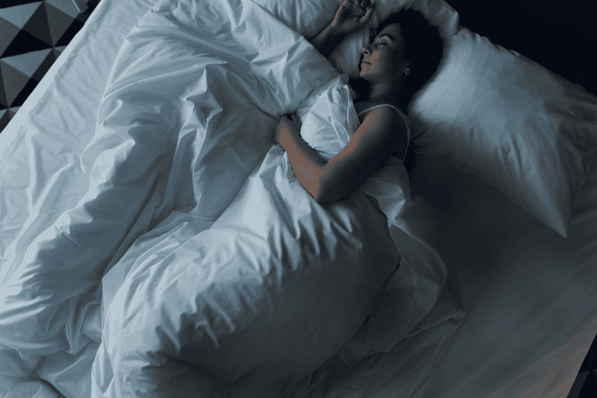 Mujer durmiendo sola