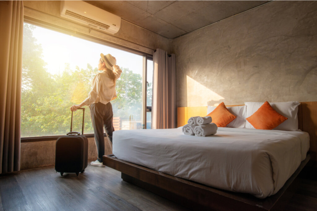 Femme dans une chambre d'hôtel
