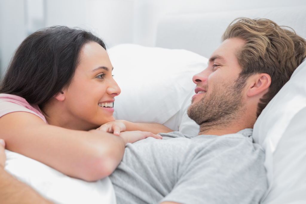 Vrouw praat met haar man in bed