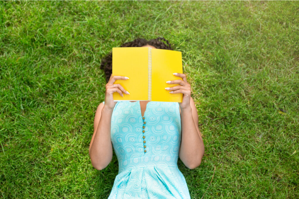 Mujer leyendo un libro