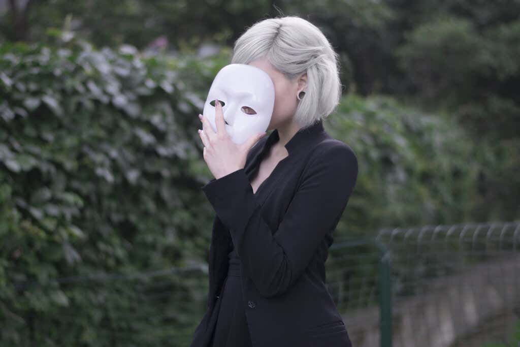 Frau trägt Maske der Anpassung