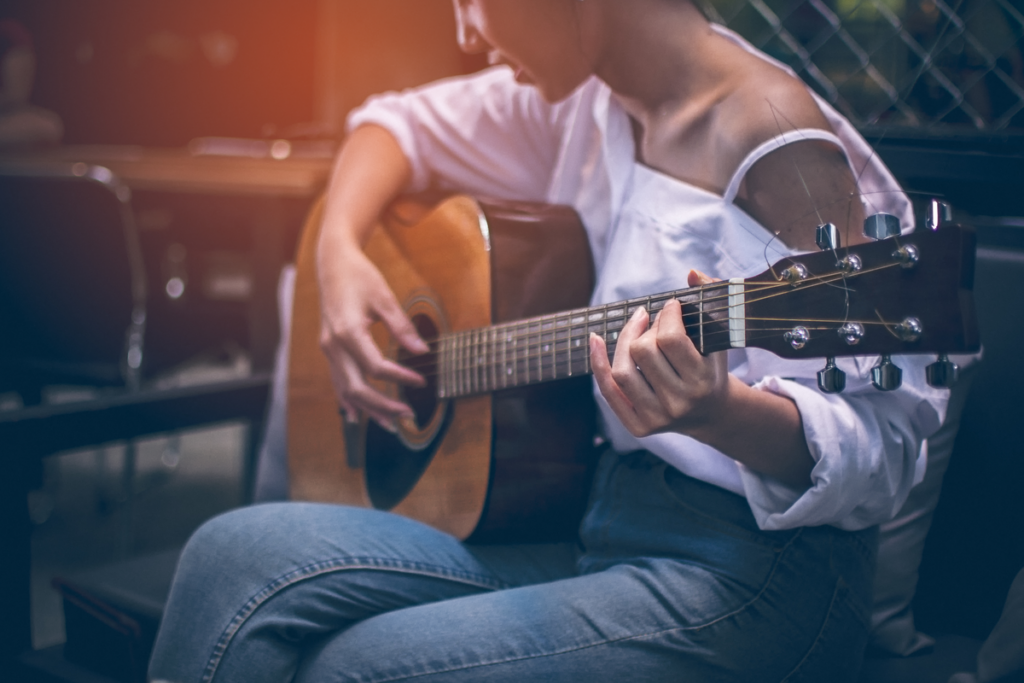 Vrouw die gitaar speelt