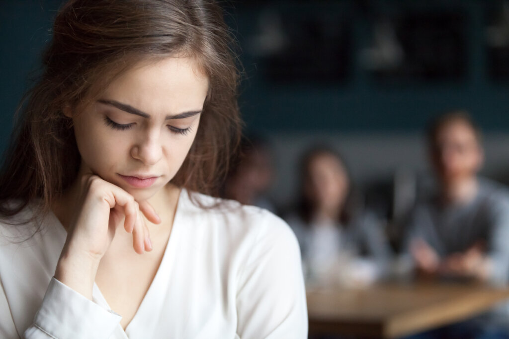 Femme triste avec un regard perdu en pensant aux choses que la faible estime de soi vous vole