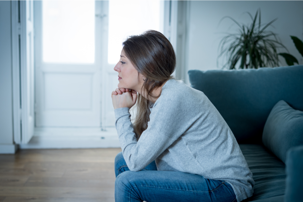 Femme triste dans le salon