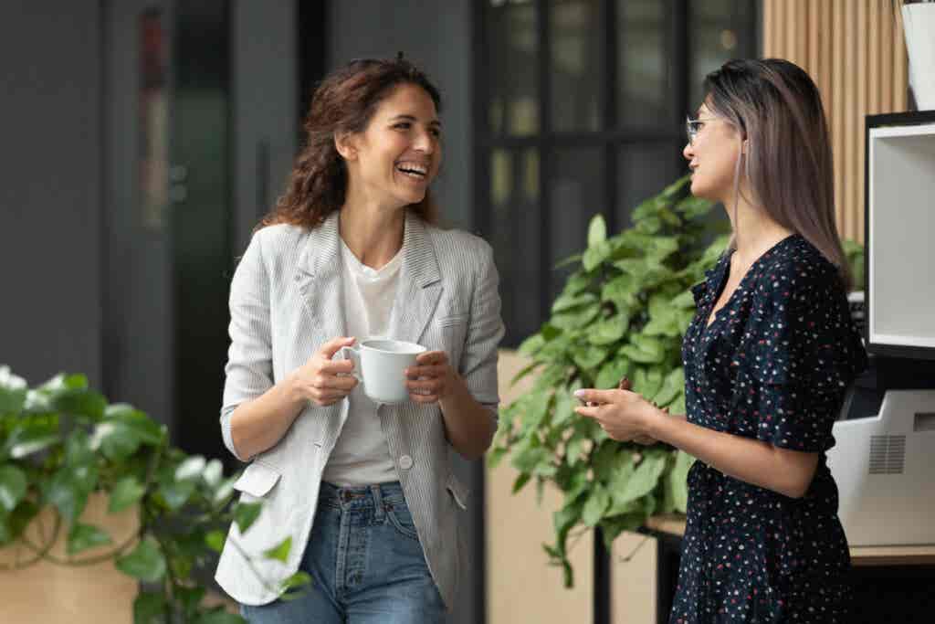 ellerinde kahve kahkaha ile sohbet eden kadınlar