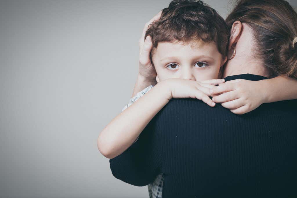 Bambino che abbraccia sua madre.