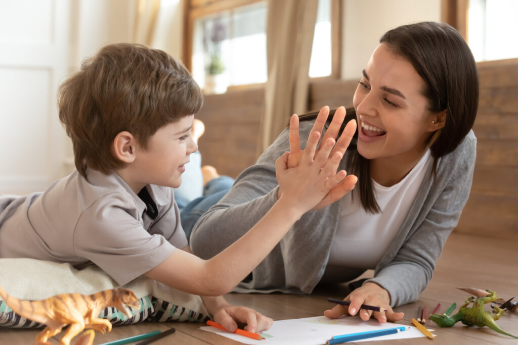 mère nichant avec son enfant