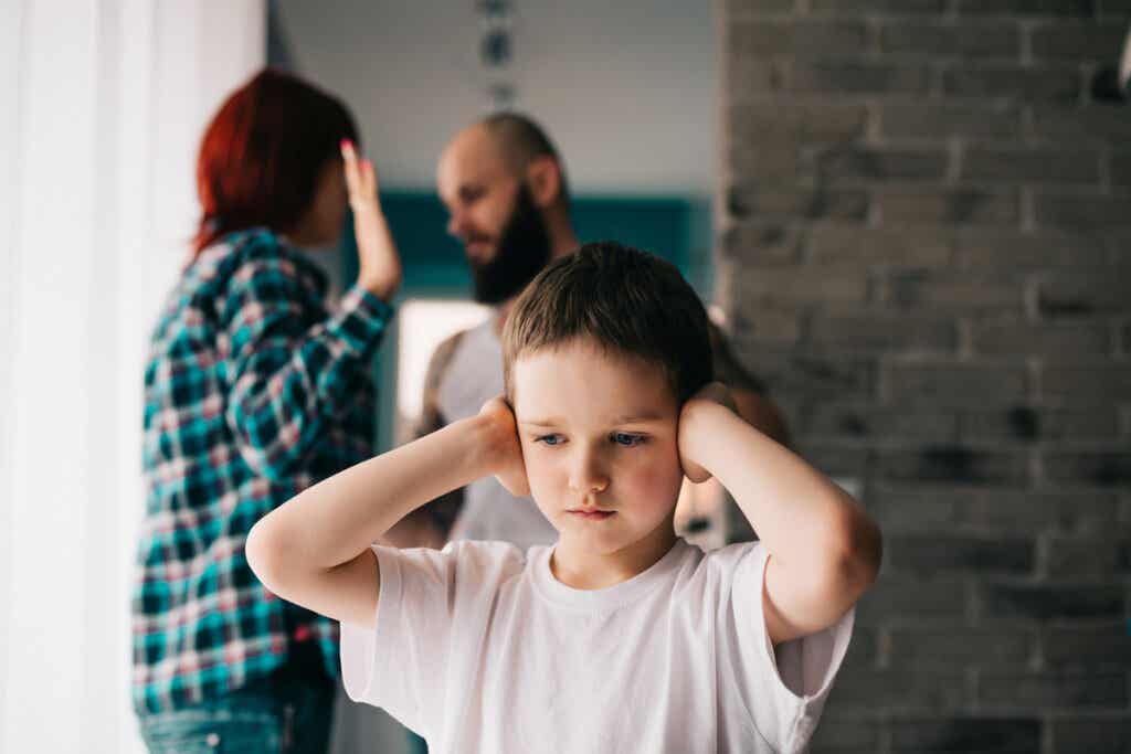Kind met handen over de oren omdat ouders ruzie maken