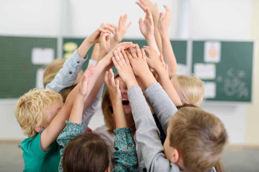 Des enfants heureux se serrant la main représentant la facilitation sociale