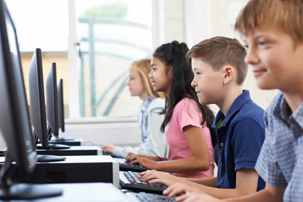 Niños aprendiendo con la alfabetización digital