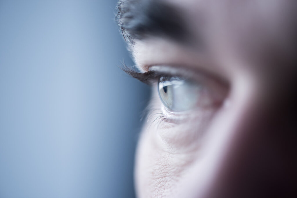 homme pensant à la loi de la réalité apparente