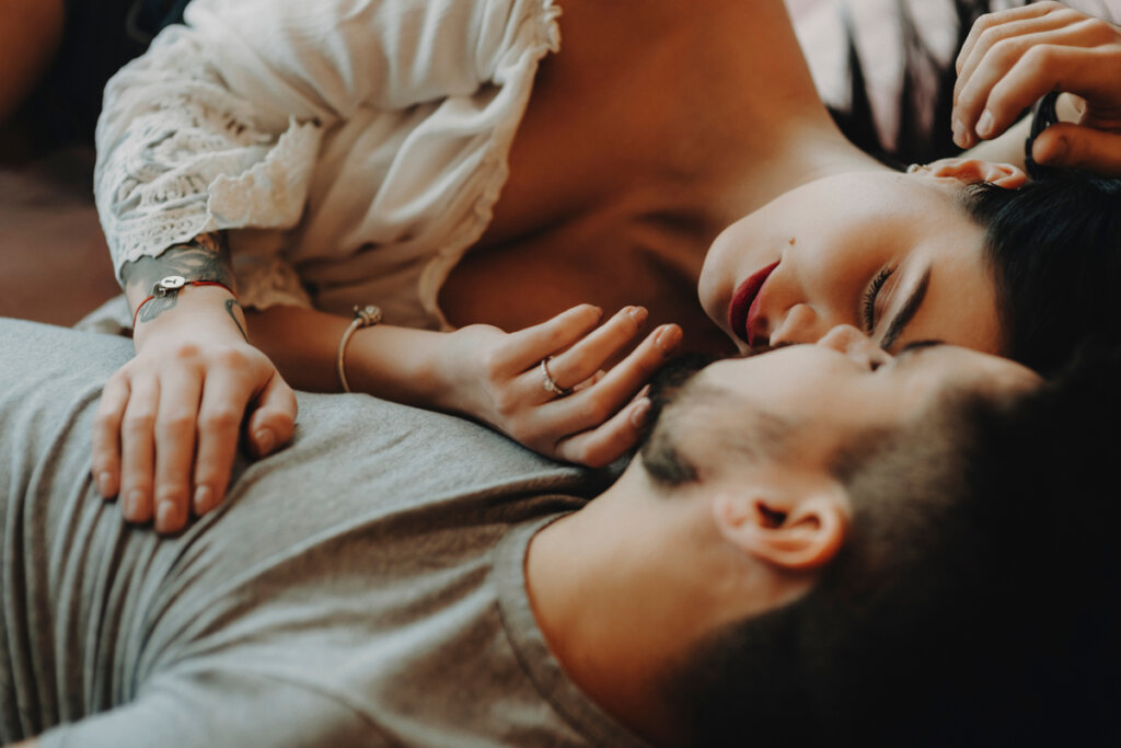 couple, baisers, dans lit