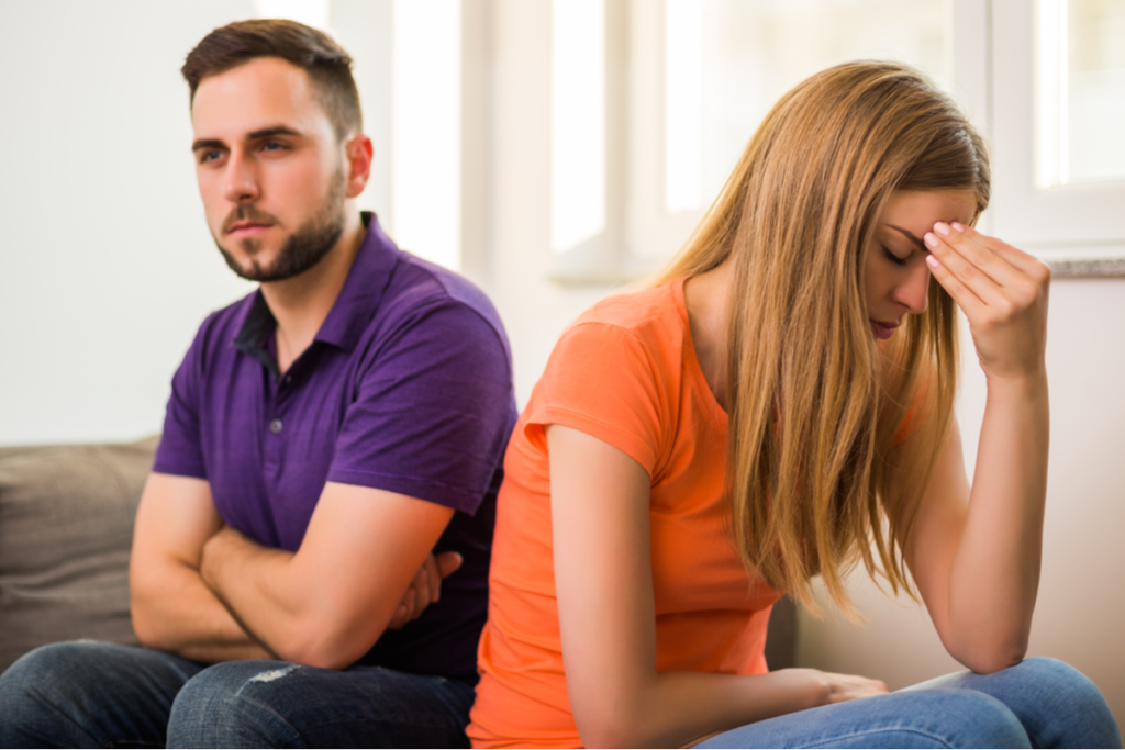 Pareja enfadada dándose la espalda