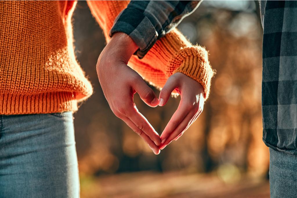manos unidas representando que contraer matrimonio mejora la salud y reduce el estrés