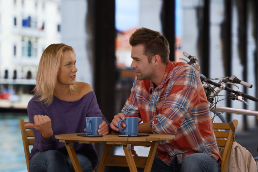 Pareja hablando en una cafetería