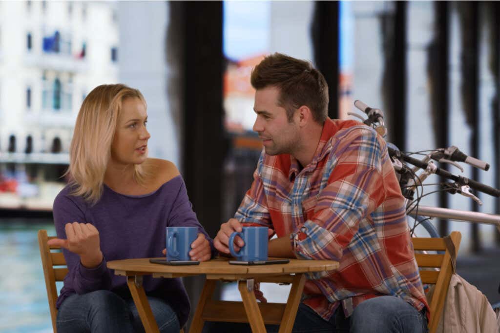 Ona i on w kawiarni
